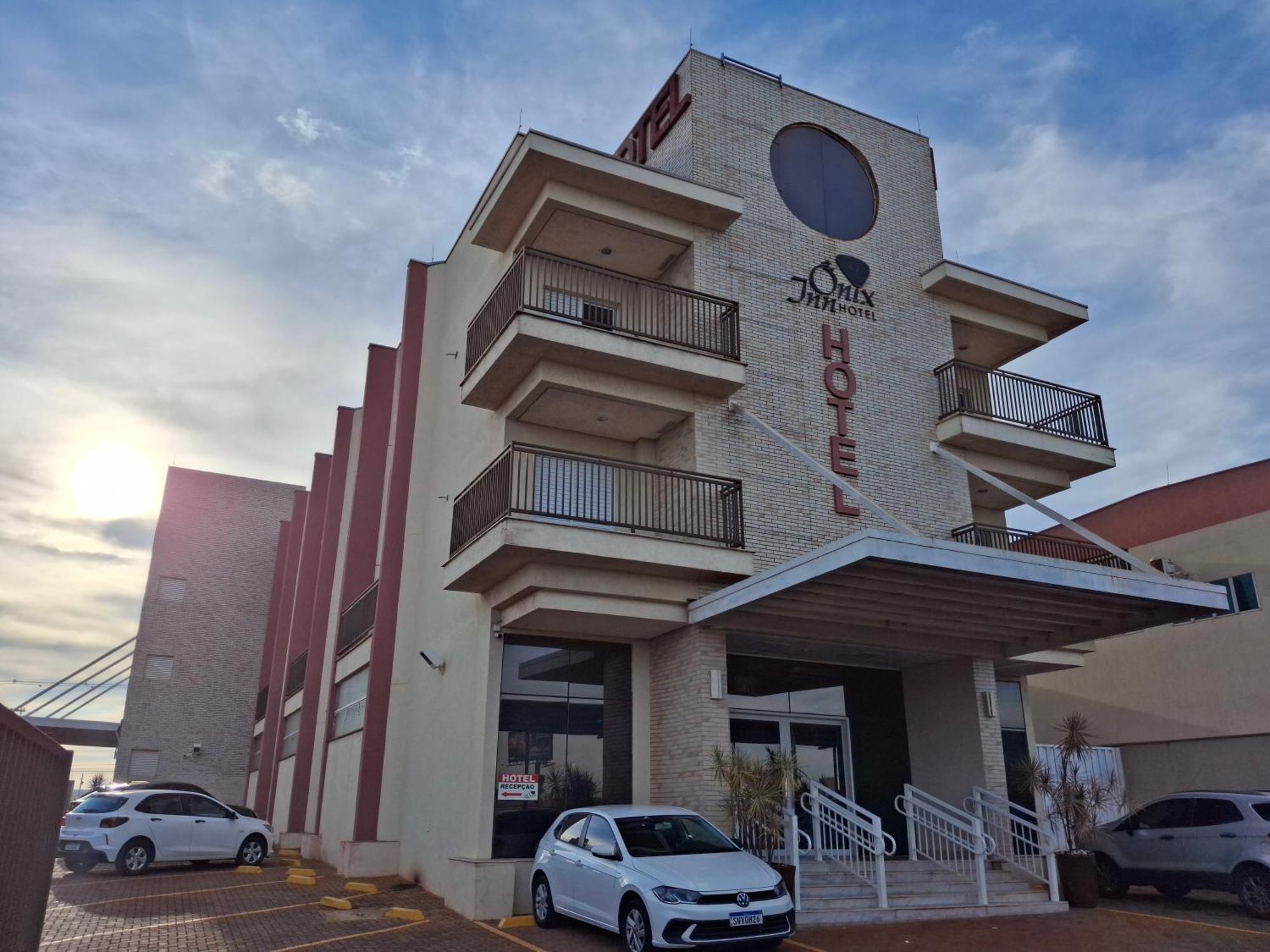 Onix Inn Hotel Cravinhos Exteriör bild